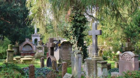 Cimetière du Montparnasse : la découverte des tombes de célébrités !